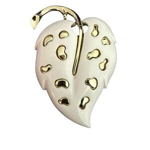 1971 VINTAGE SARAH COVENTRY White Velvet Leaf Brooch $40